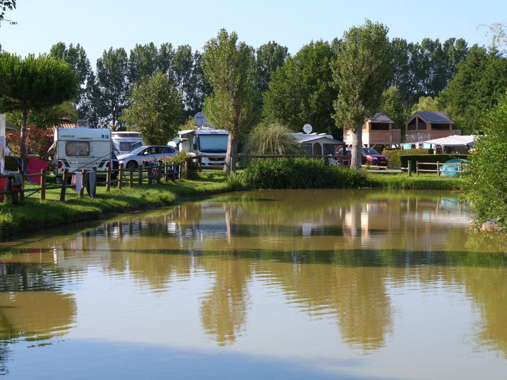 Etang et hébergements du Marqueval en Seine-Maritime - Hébergements insolites