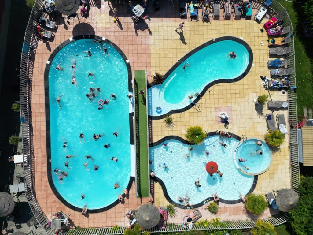 Zwembaden van camping Le Marqueval vanuit de lucht gezien
