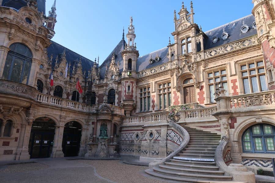 Cour d'entree du palais Bénédictine - Camping Seine-Maritime