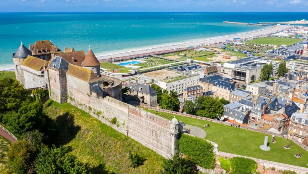 Vue aerienne musee chateau Dieppe - Camping le Marqueval Seine-Maritime
